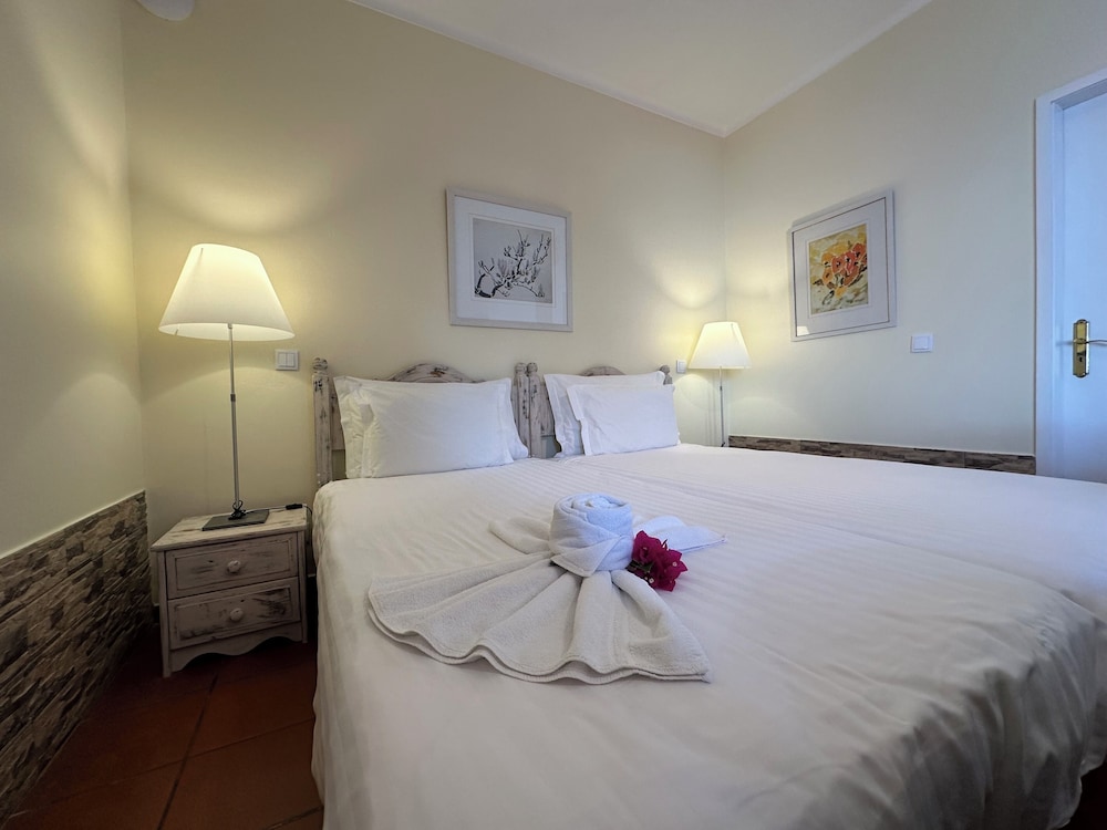 Gallery, Twin Beds