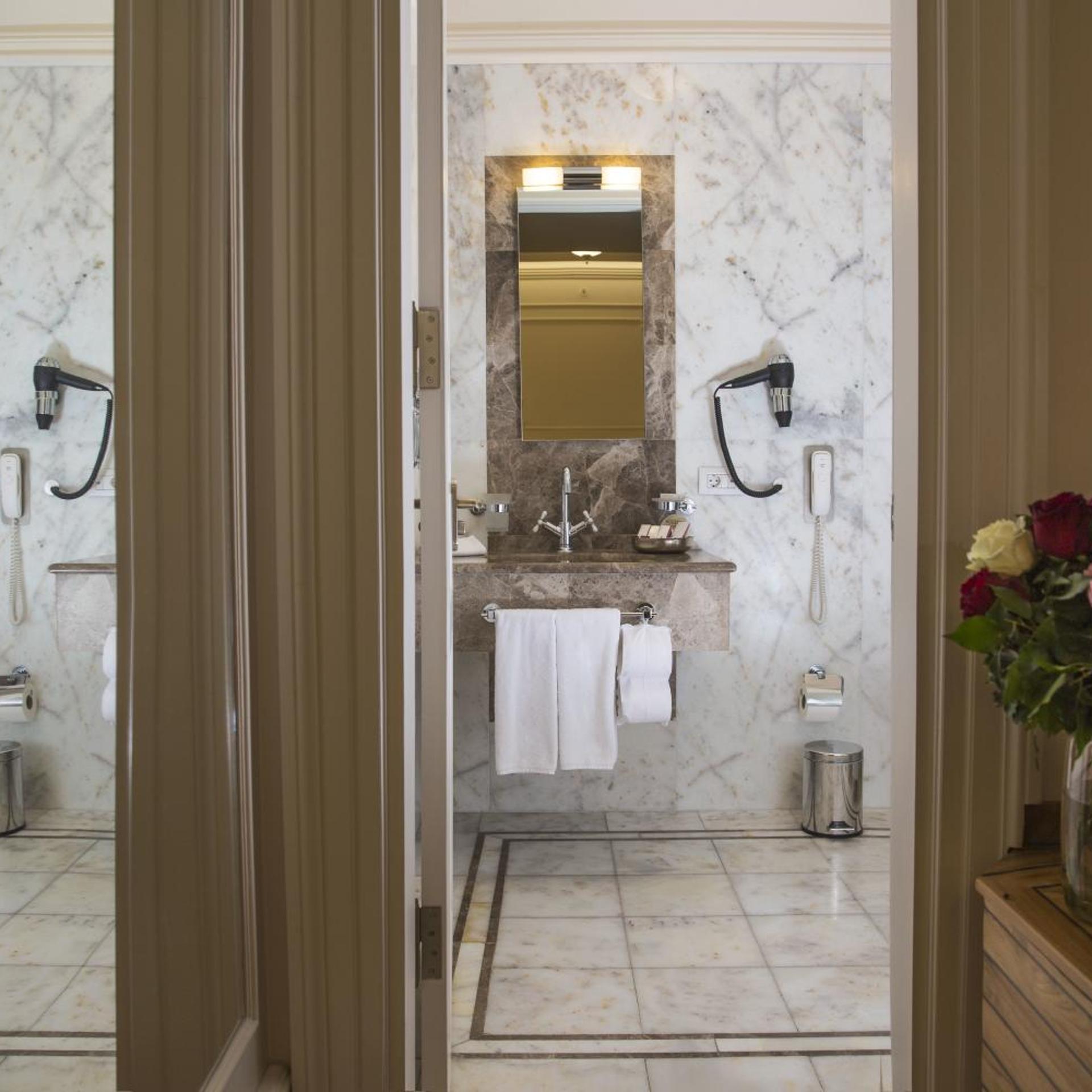 غرفة كلاسيكية بجاكوزي، Corinne Hotel 8/10