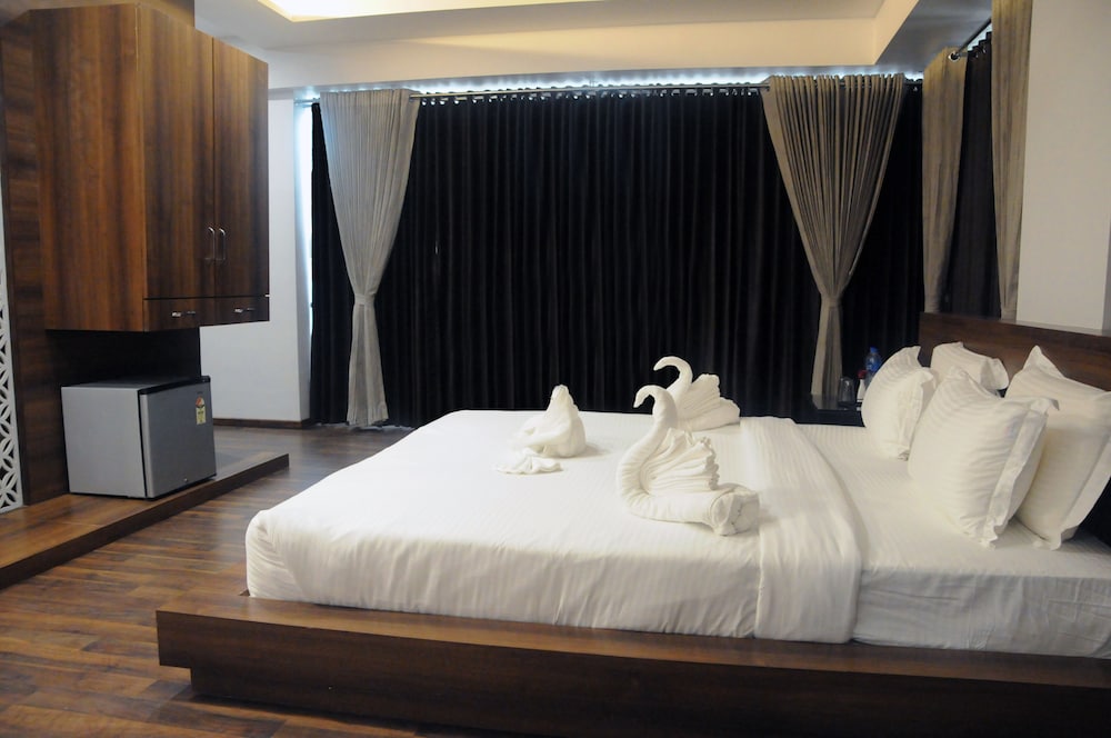 Hotel 3 Leaves Kolhapur 14/30