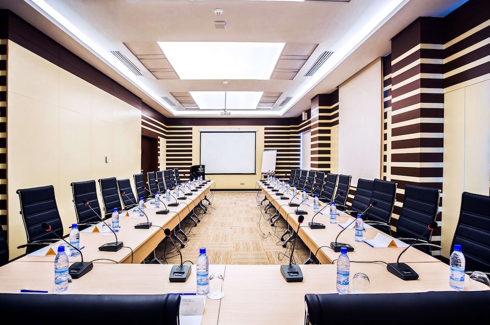 Golden Tulip Le Diplomate Cotonou 65/72