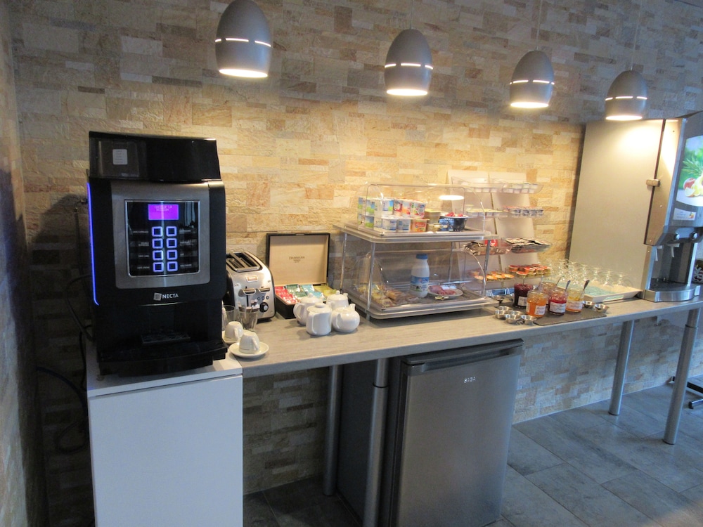 Sorti P Tit Dej Hotel Saintes 38/50