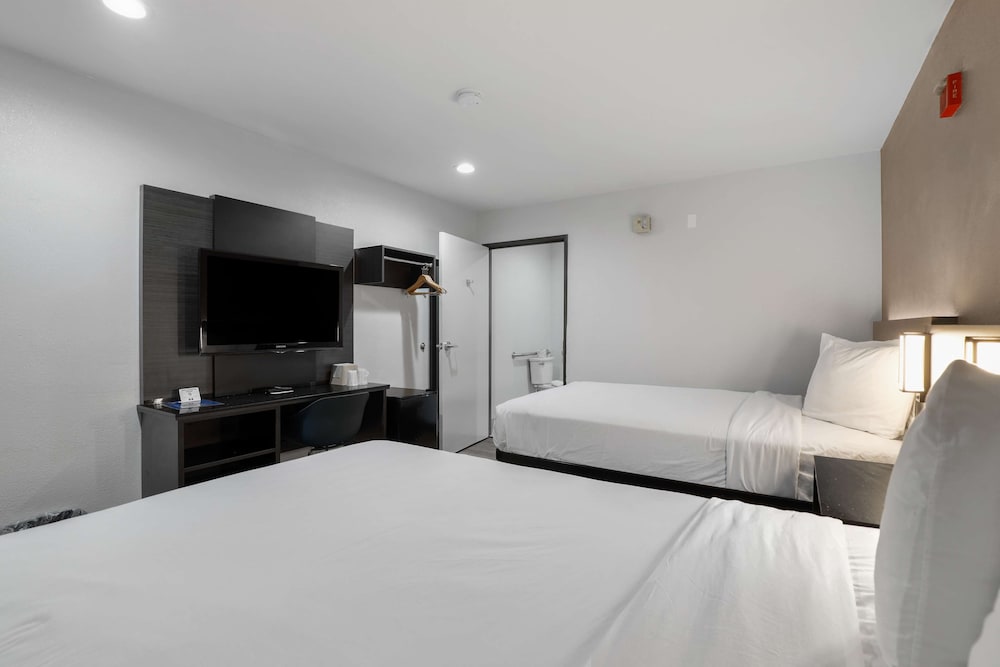 Room at Studio6 Suites Escondido, CA, ESCONDIDO - CA