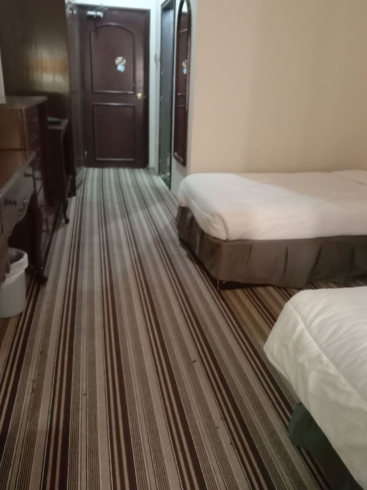 Al Commodore Hotel 10/40