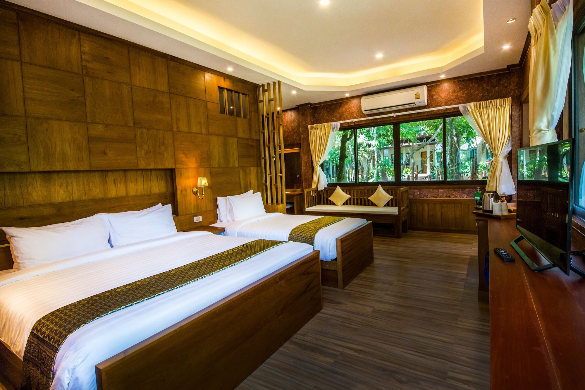 DELUXE FAMILY ROOM.
