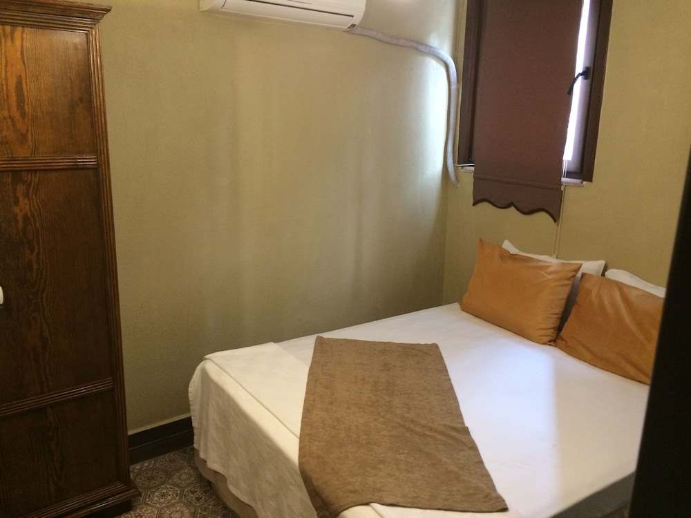 SEMI BASEMENT, ECONOMY, DOUBLE BED