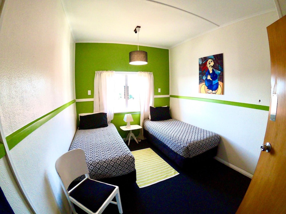 Ducks &amp; Drakes Boutique Motel &amp; Backpackers 37/43
