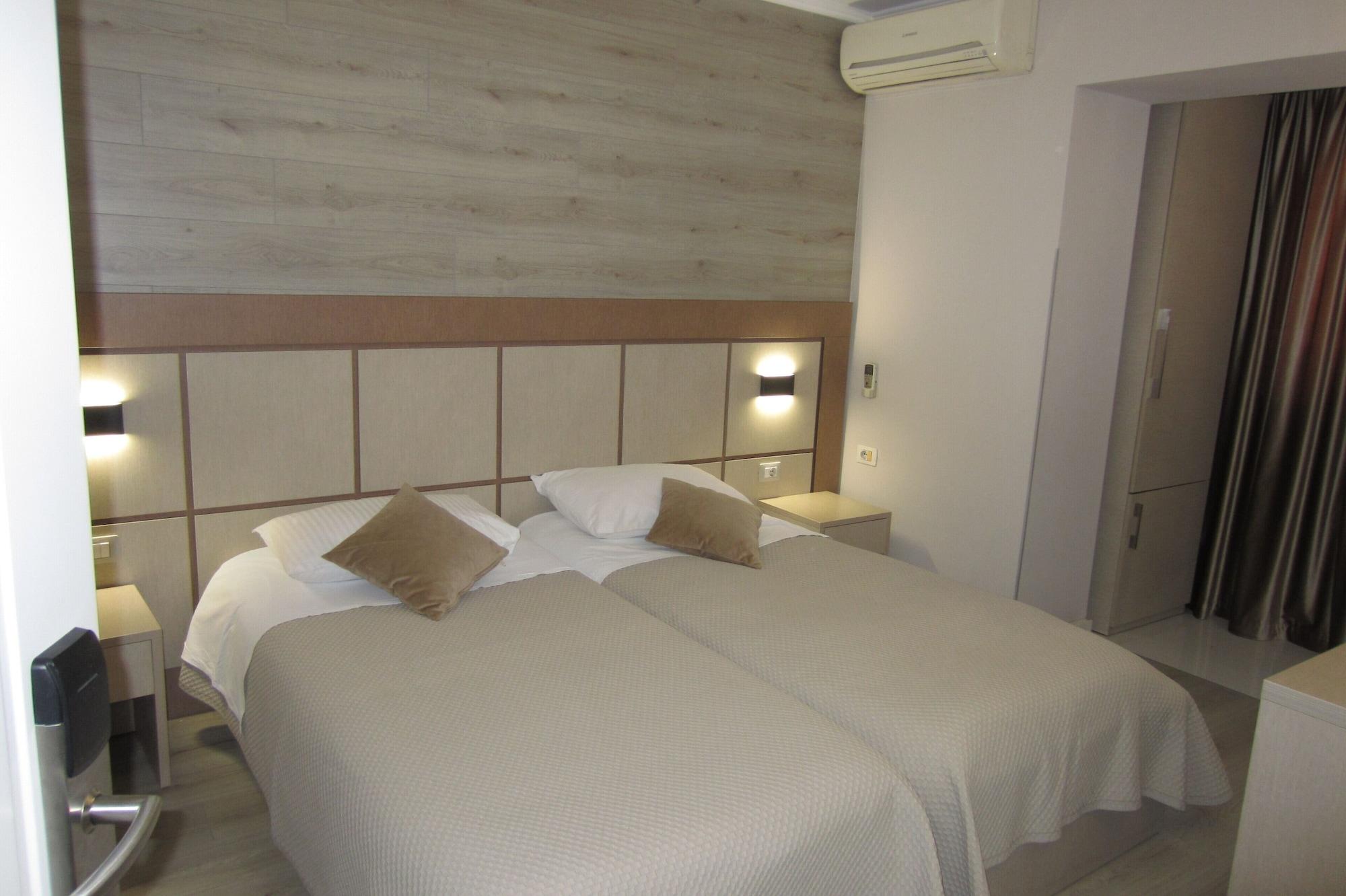 Room, Quadruple