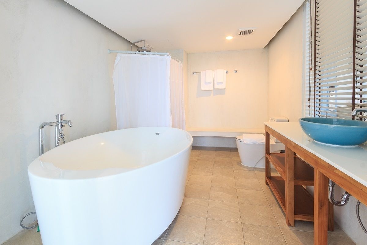 SUITE, KING BED