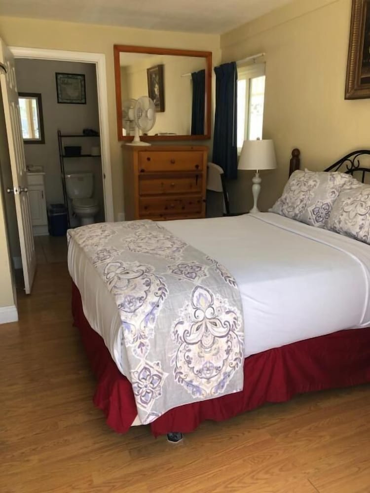 ROOM, DOUBLE BED