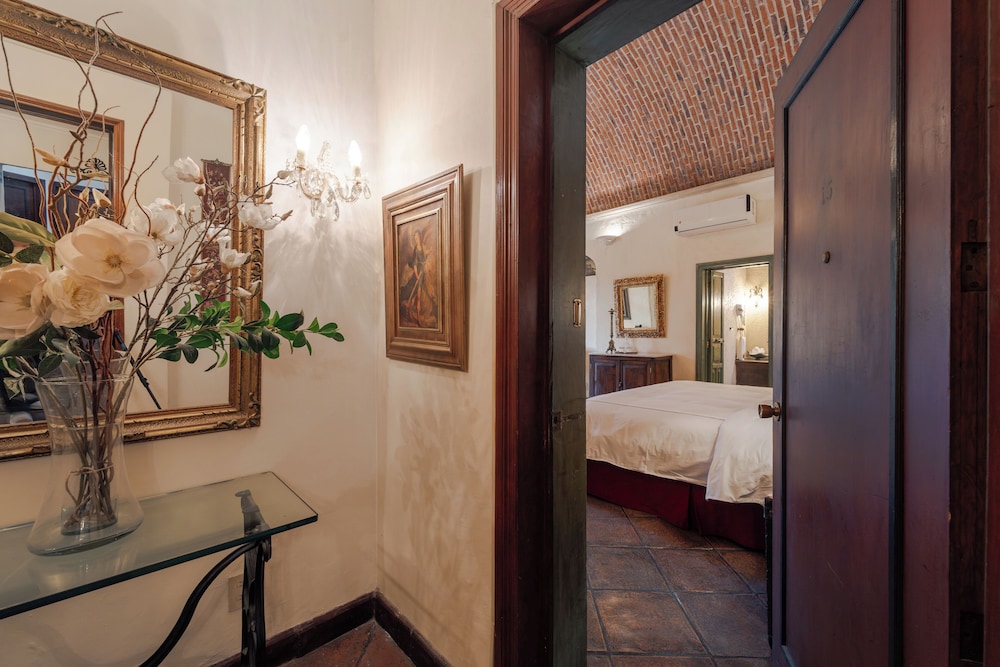 SIGNATURE, SUITE