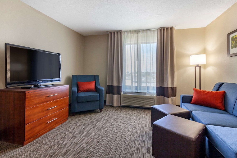 Comfort Suites Oshkosh, WI 15/32