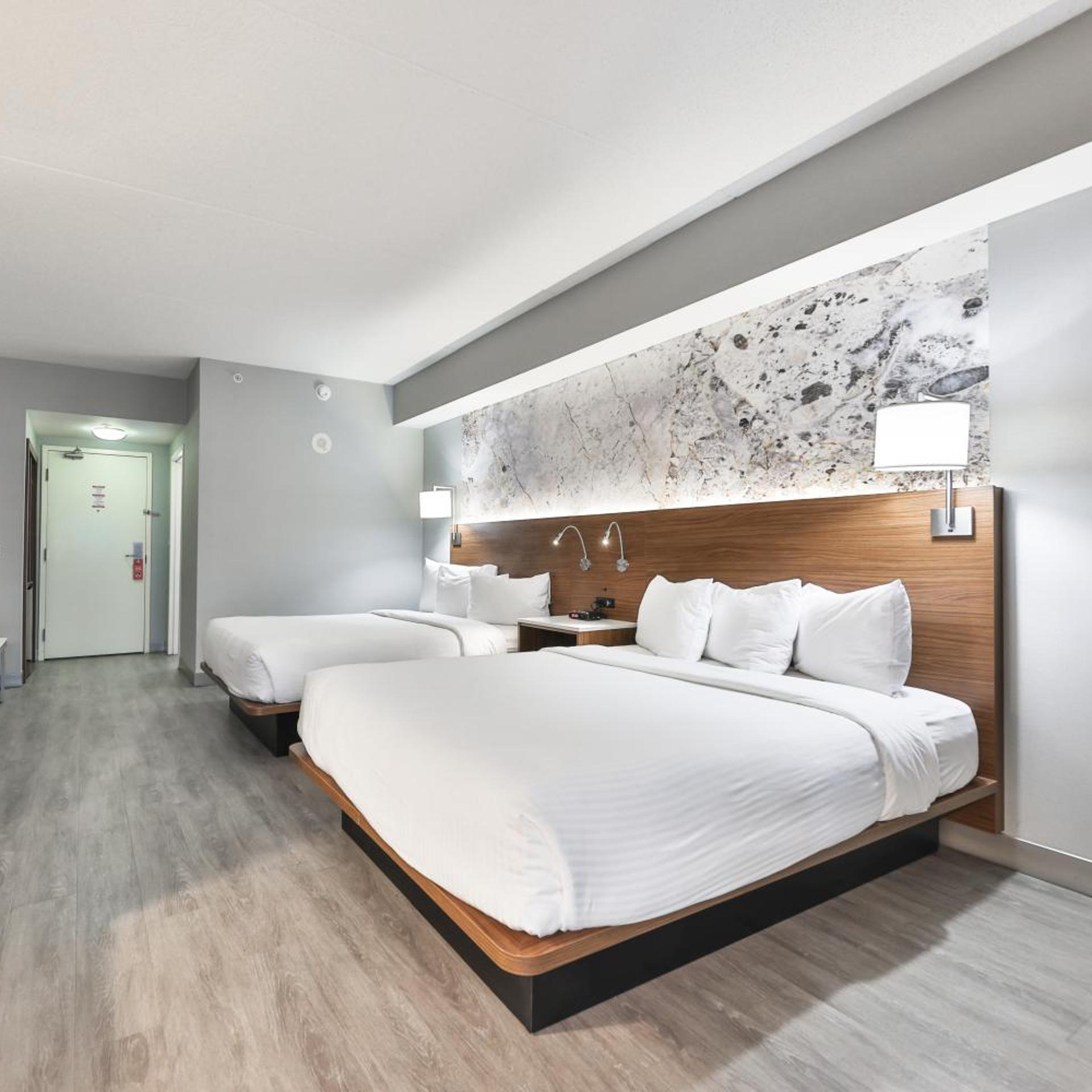 غرفة بسرير كينج وسريرين كوين، Admiral Inn Mississauga 5/9