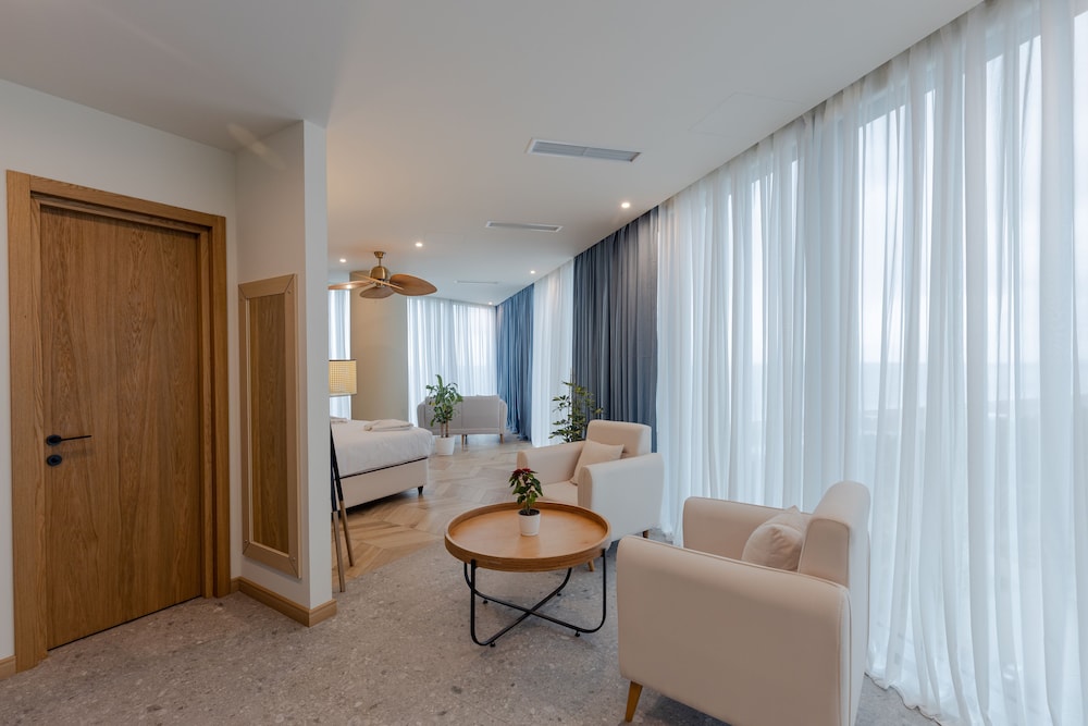 MiraMar Luxury Residences 65/86