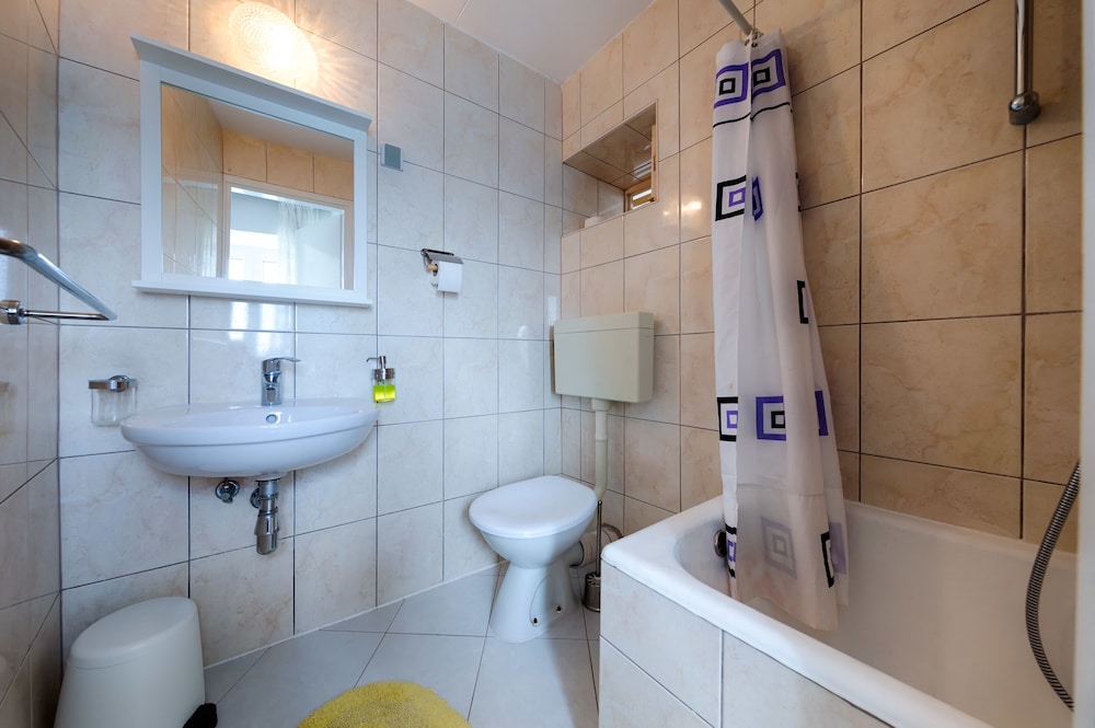 Mira Seafront Guesthouse 37/46