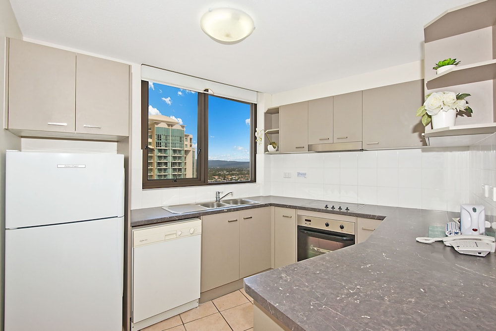 Surfers International Apartments 22/35