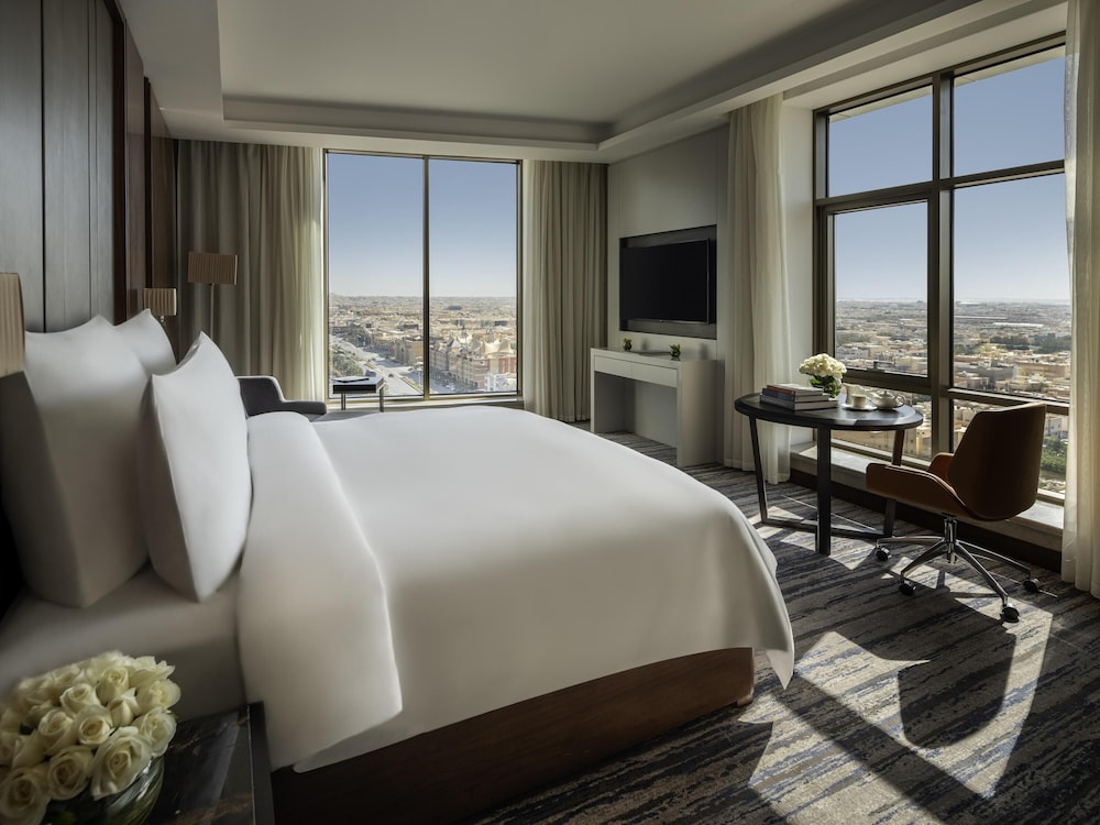 DELUXE, KING BED