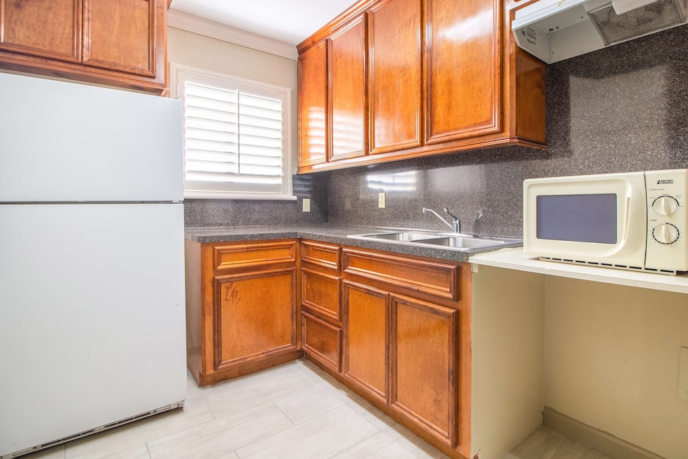 Americas Best Value Inn Houston Heights at I-45 4/40
