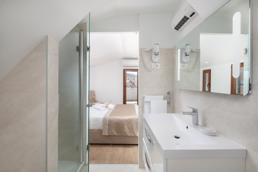Le Premier Luxury Rooms 36/43