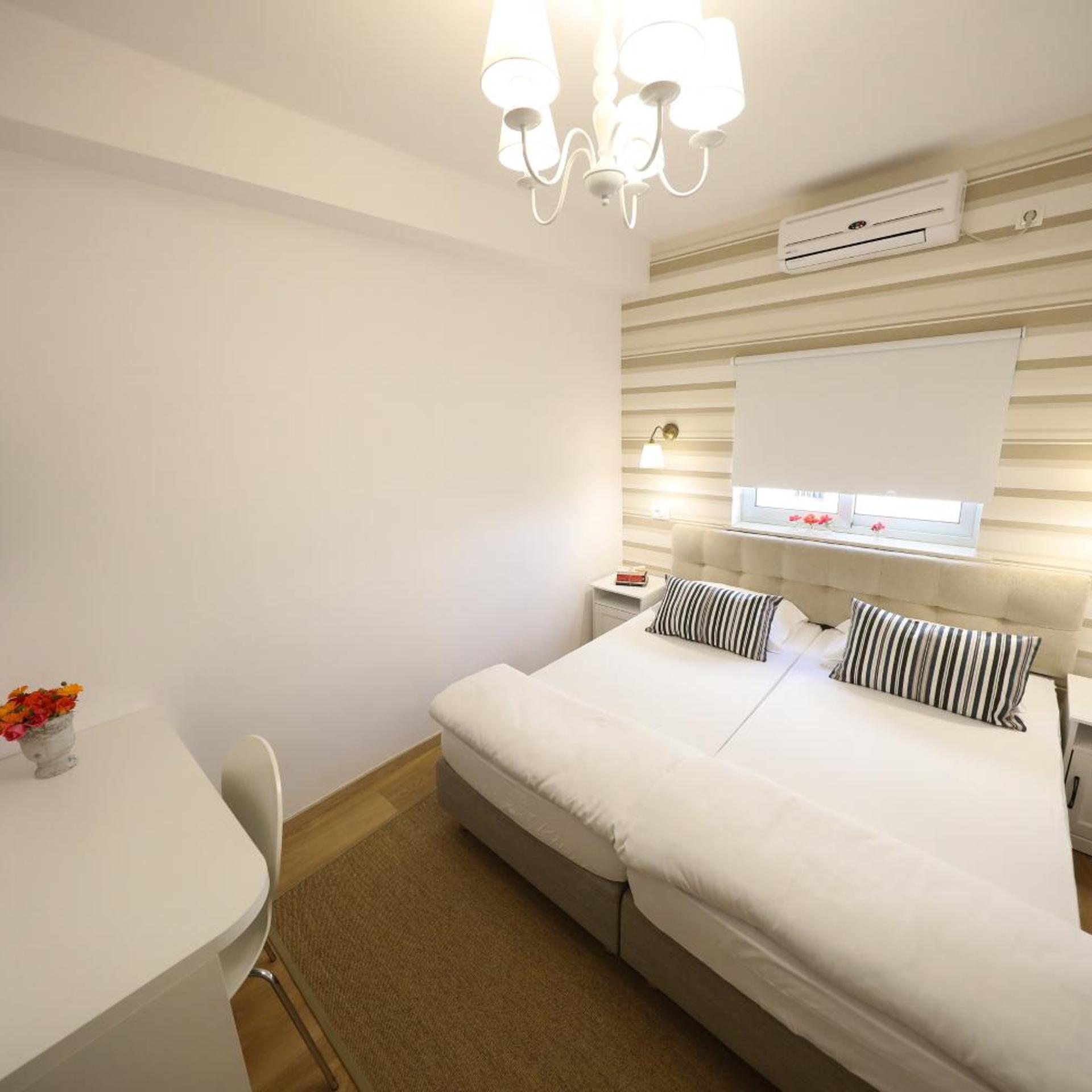 Room, Double or Twin Bed, No Balcony، HOTEL DELFIN 3/10