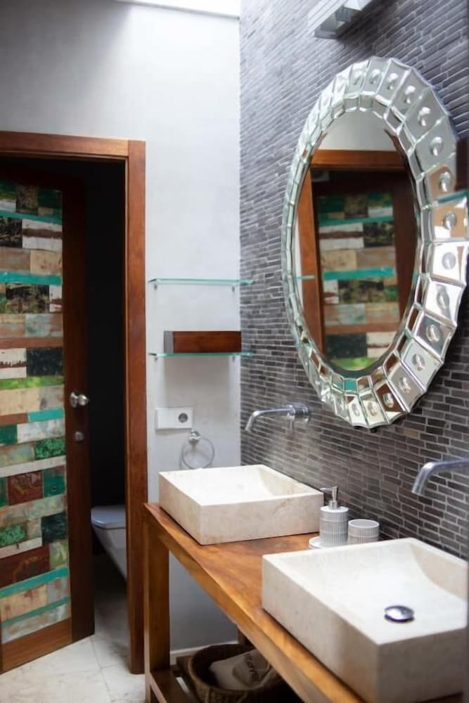 The Giri Residence Hotel & Spa 37/39