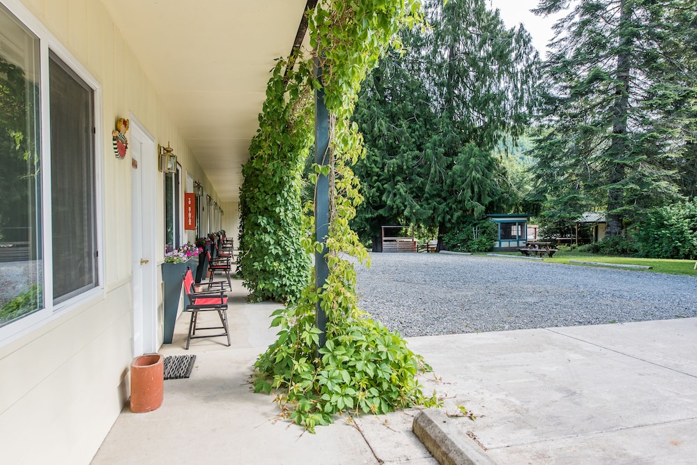 Emerald Valley Inn 2/74