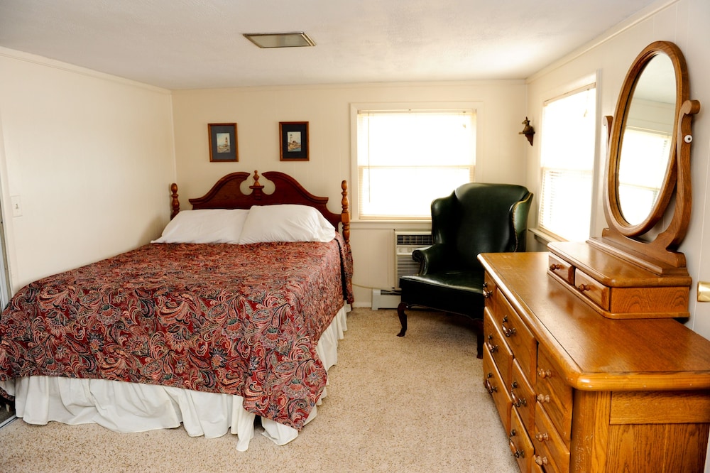 Cabin, 1 Queen and 3 Single Beds, Lake Front, Sofa