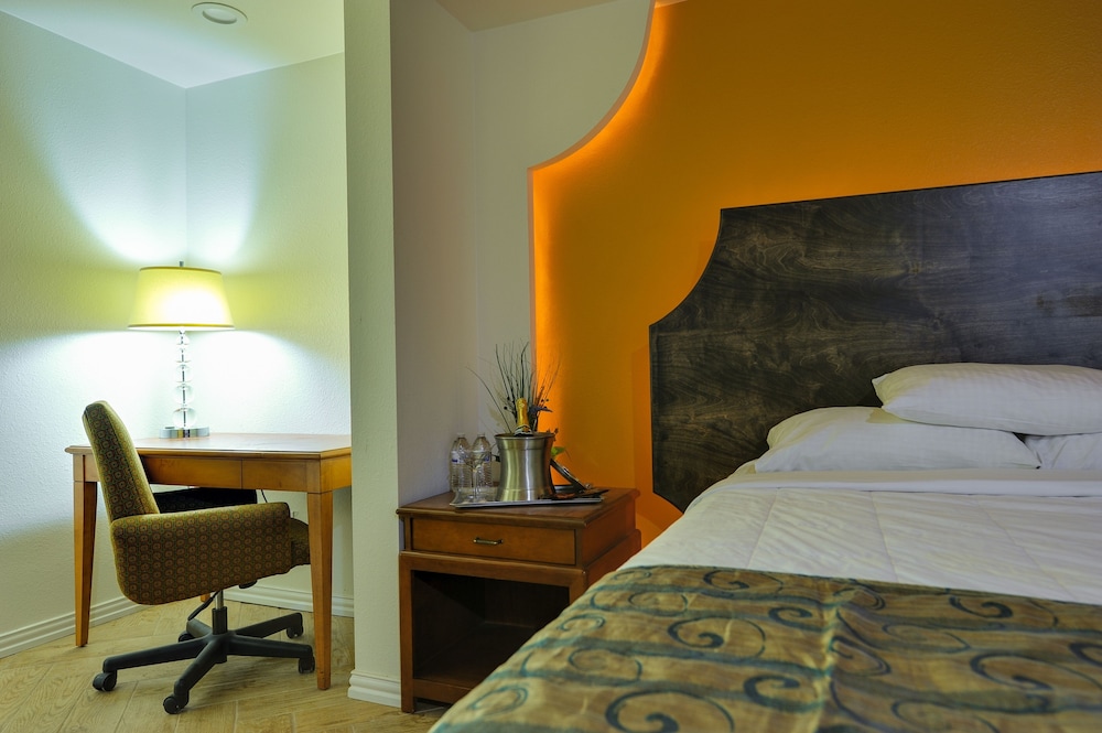 Romantic Inn Suites 13/43