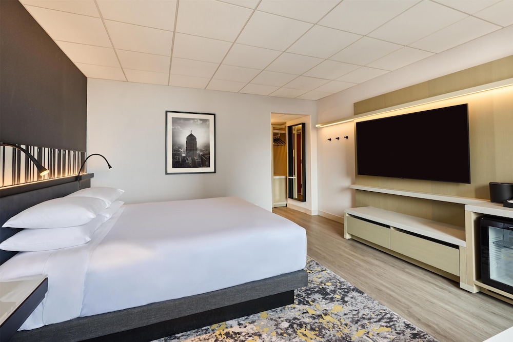 ROOM, KING BED, LAKE VIEW
