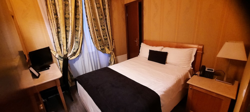 ROOM, SINGLE