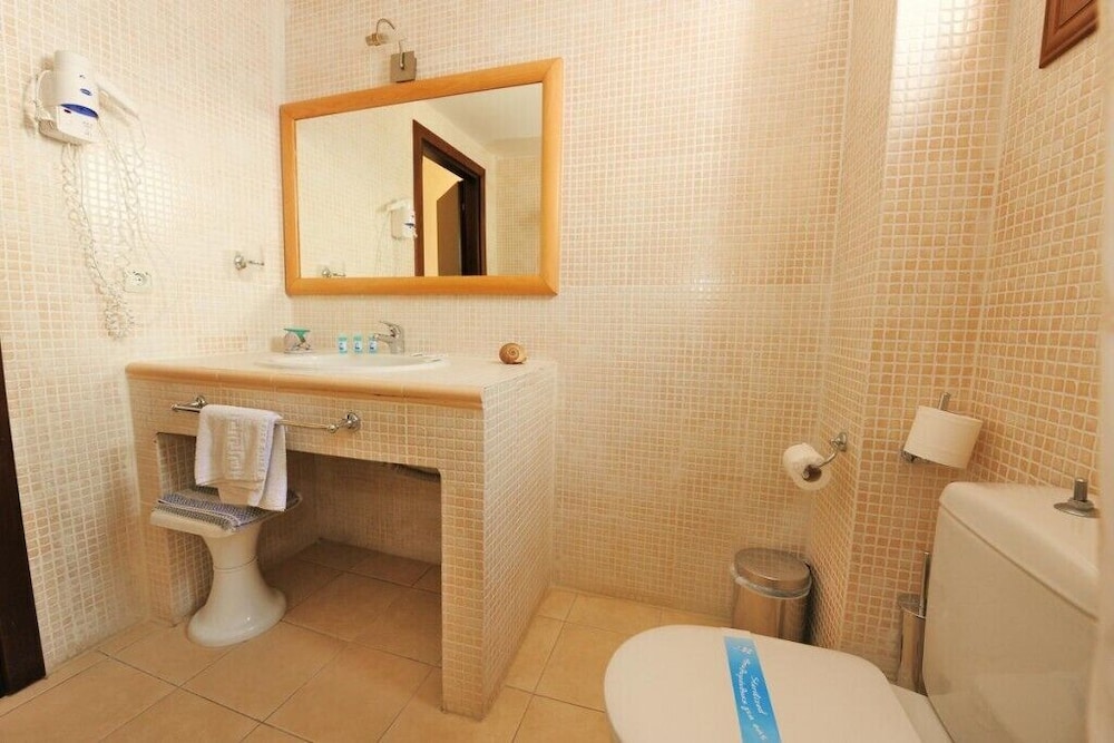 Maranton Beach Hotel 23/55