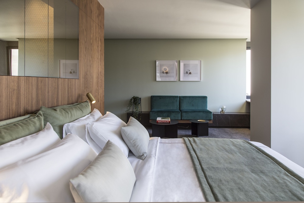 Perianth Hotel 13/61
