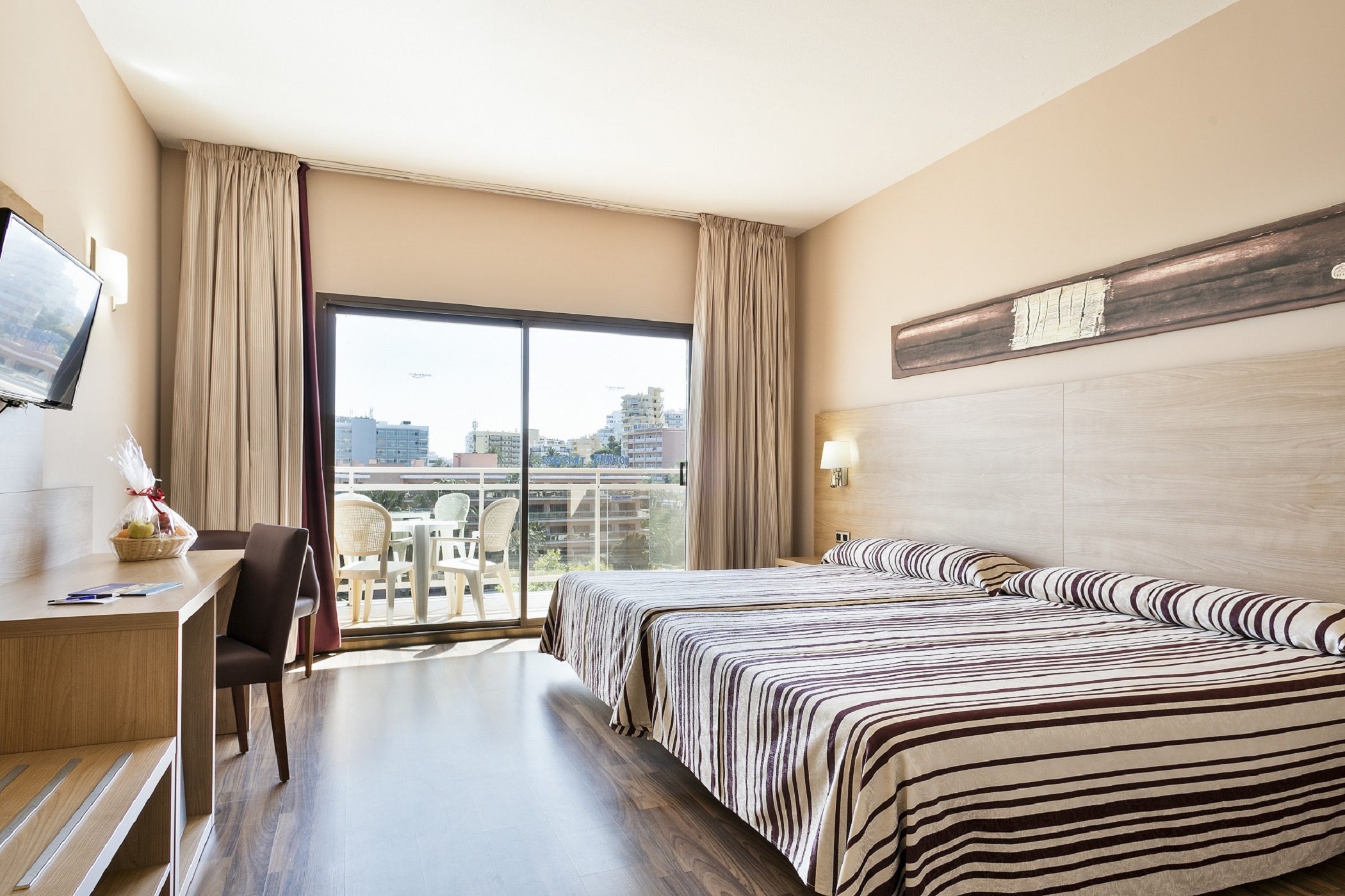 ROOM, SINGLE