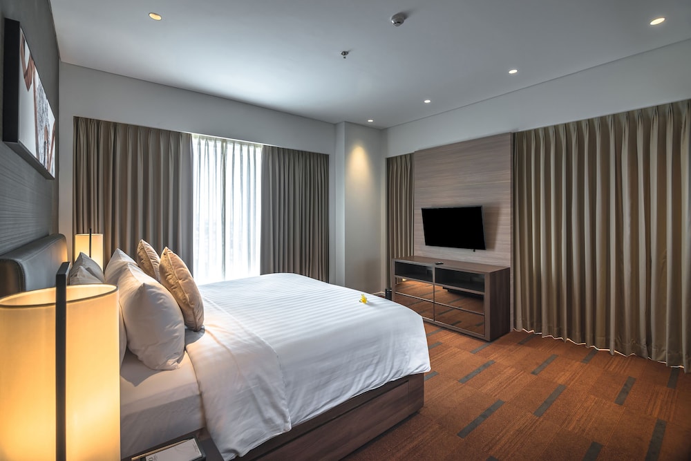 غرفة ديلوكس بسرير كينج بغرفتي نوم، Oakwood Hotel And Residence Surabaya 2/3