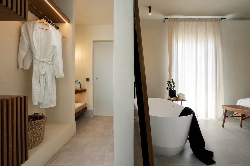 Polis of Naxos Stylish Suites 43/45