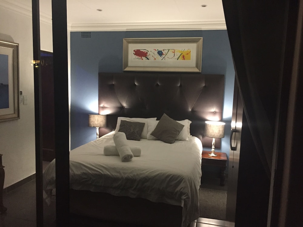 ROOM, DOUBLE BED
