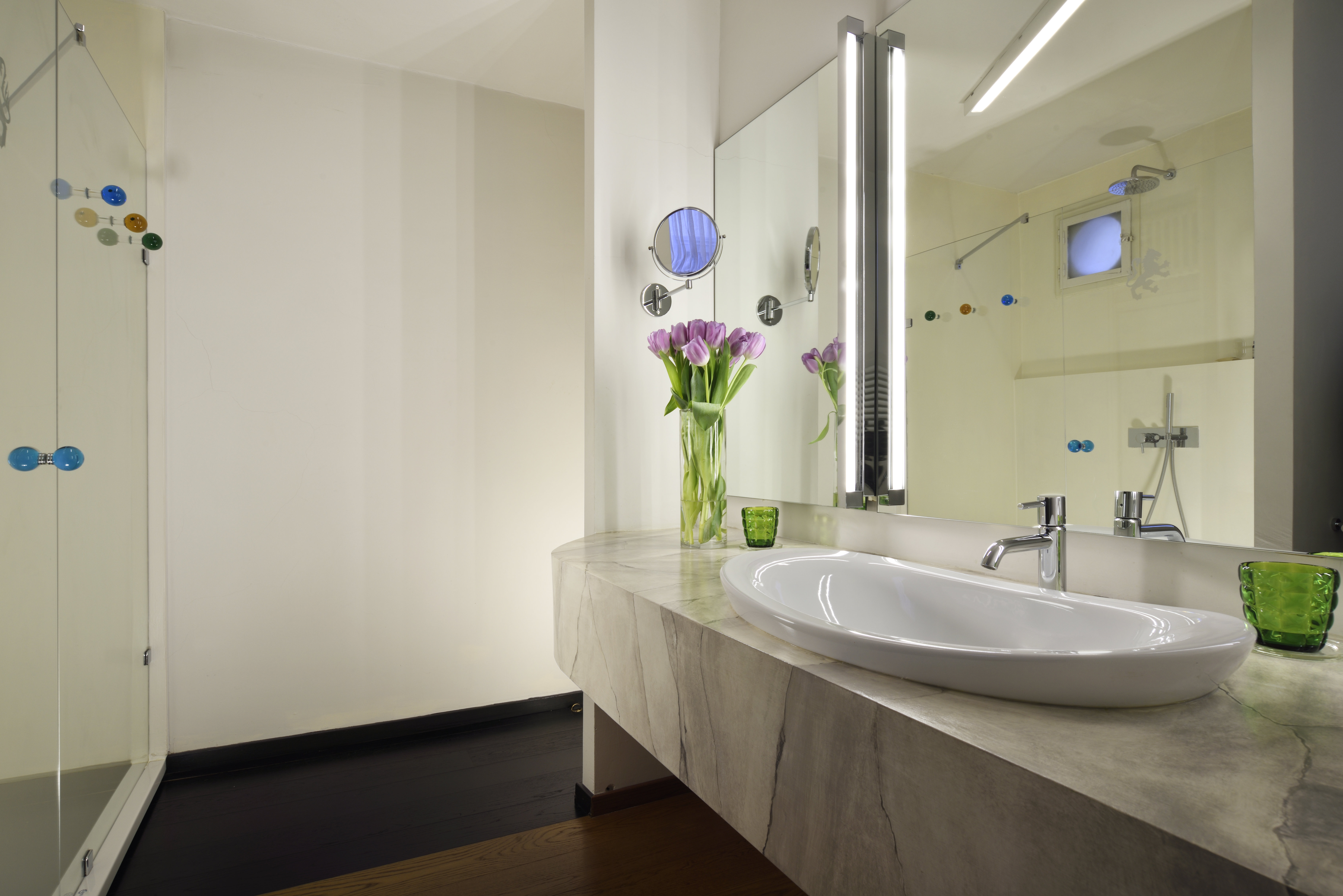 Leone Blue Suites 42/44