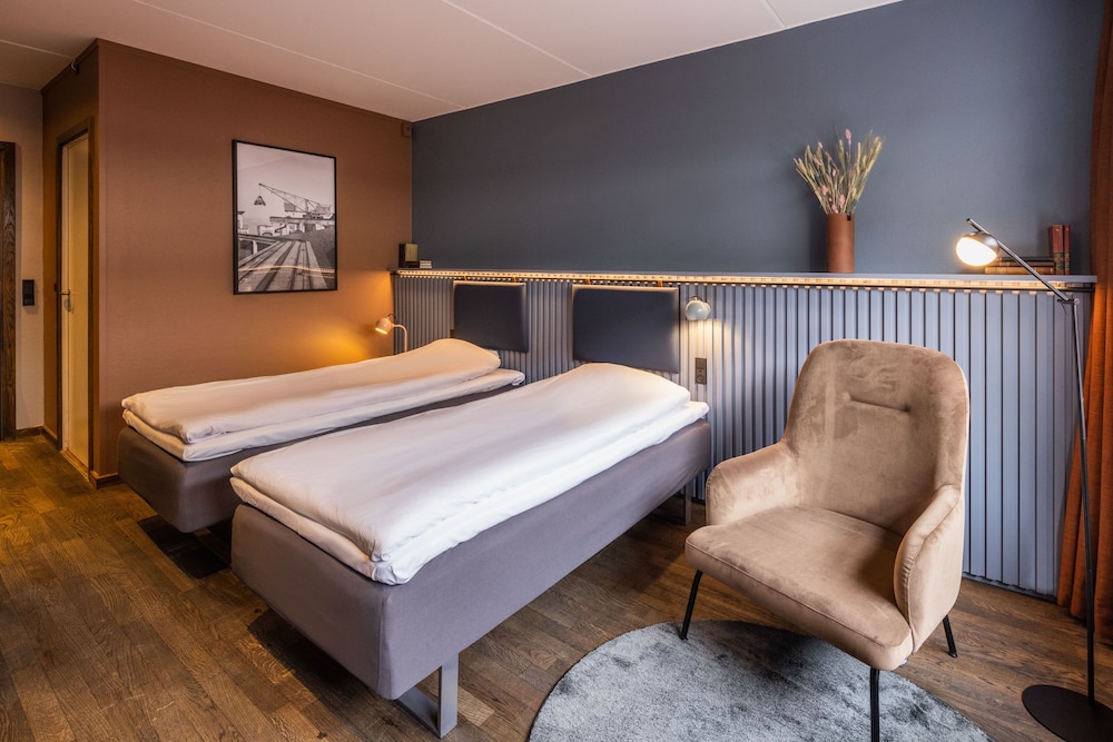 Pier 5 Hotel 25/64