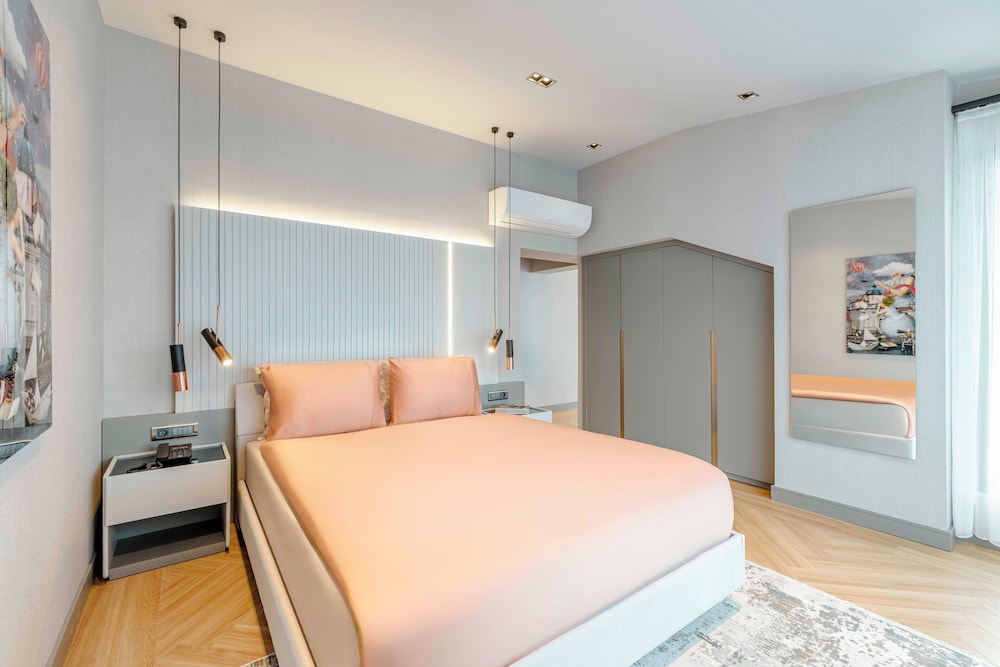 EXECUTIVE, SUITE