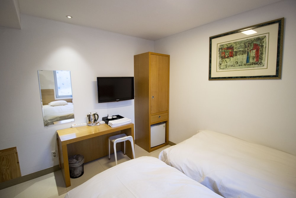 DELUXE, TWIN BEDS, CITY VIEW