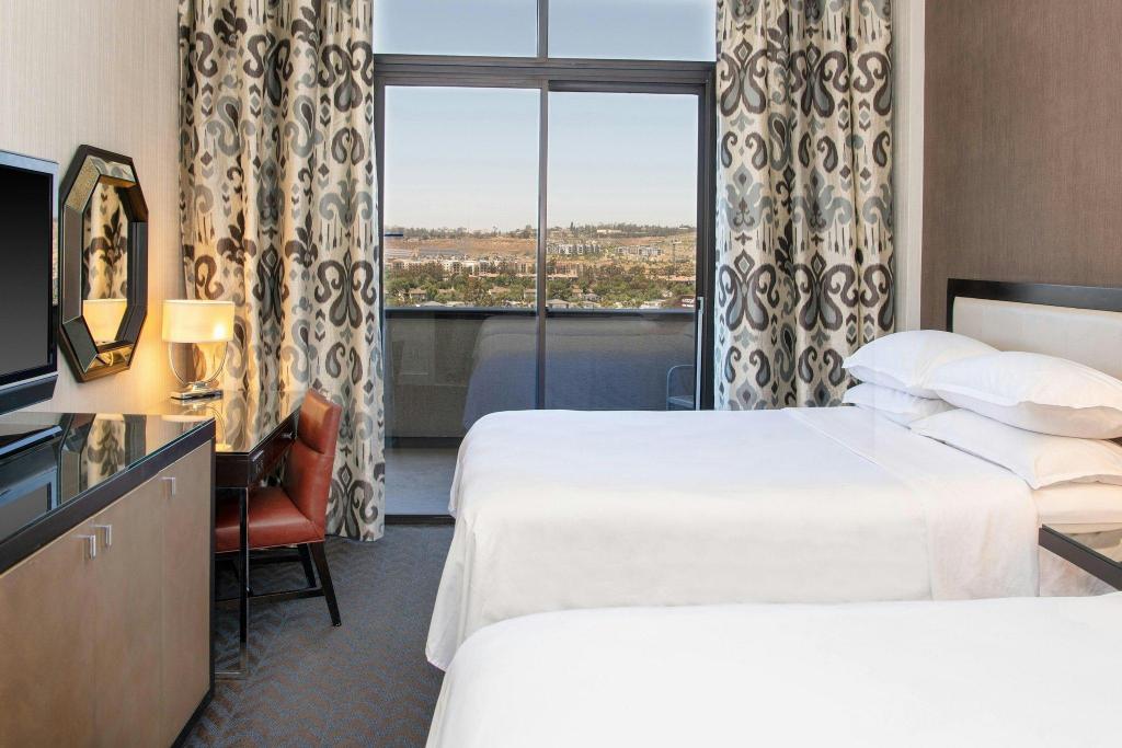جناح رئاسي بسريرين كوين بشرفة بغرفة نوم واحدة مع أريكة، Sheraton Mission Valley San Diego 2/5