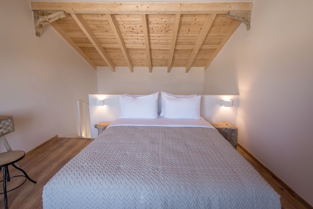 Emerald, Suite, Double Bed, Partial Sea View