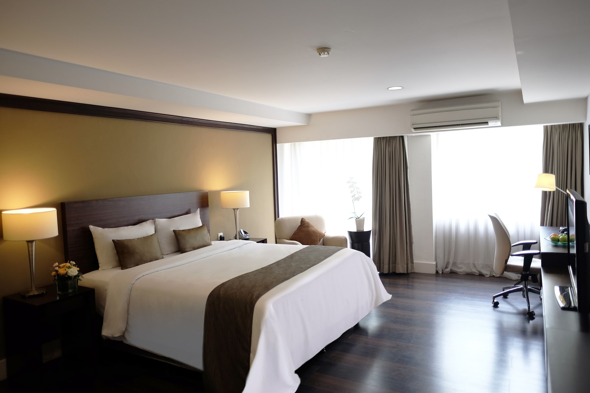 Studio, King Bed, Garden Wing