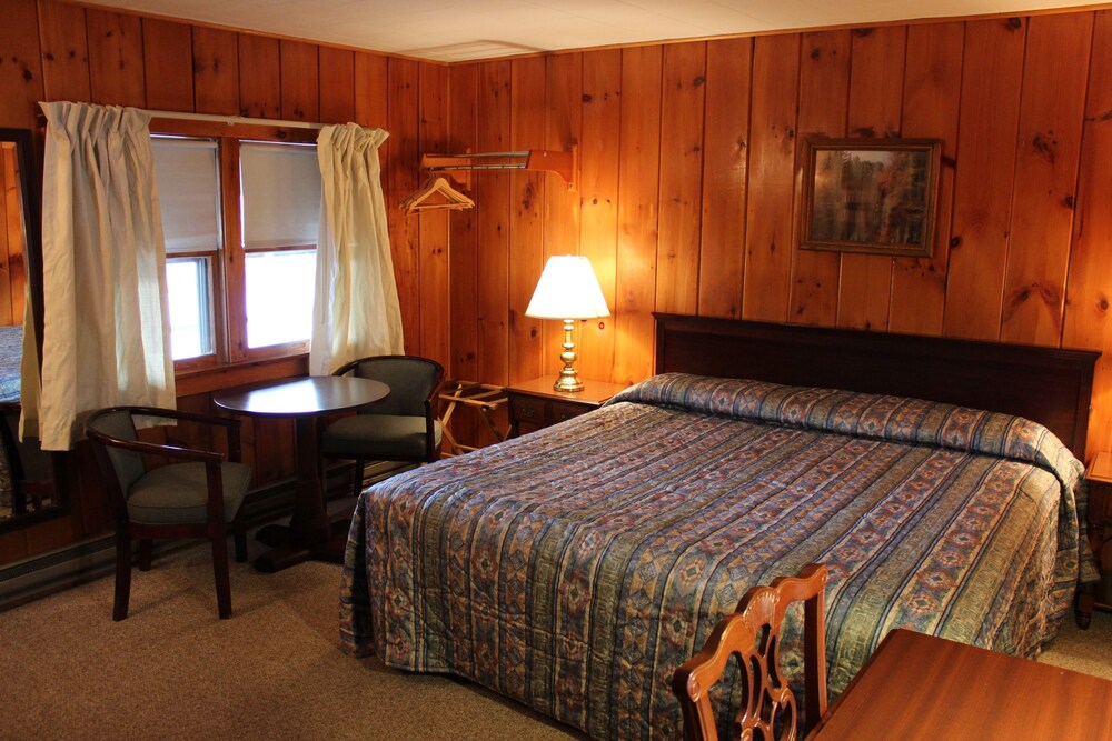 Pine, Country, Economy, King Bed, Pet Friendly