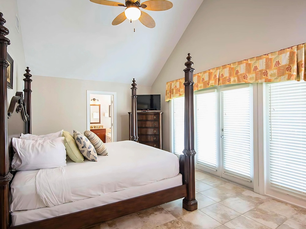 3 Bedrooms, Home, King Bed, 3 Queen Beds, with Pool