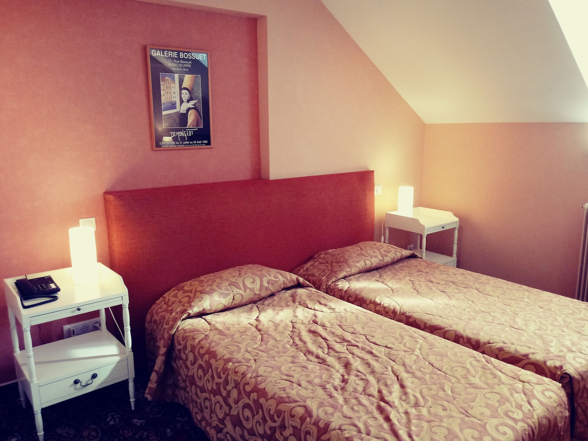 COMFORT, TWIN BEDS