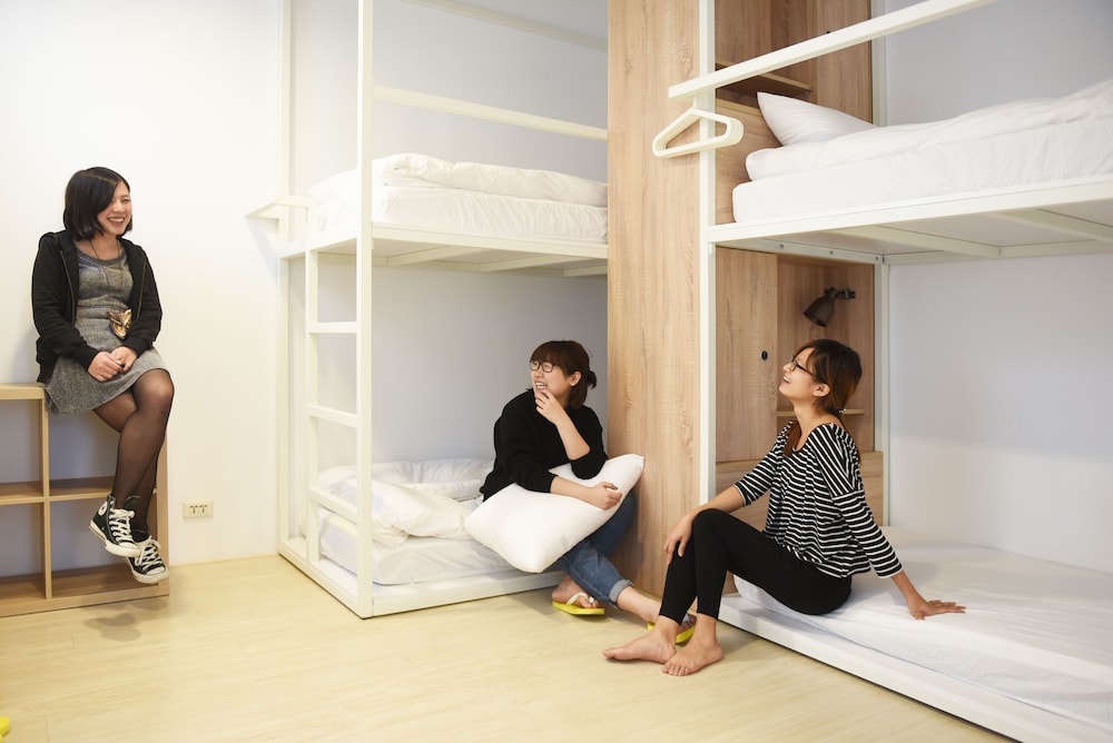 Flip Flop Hostel 11/76
