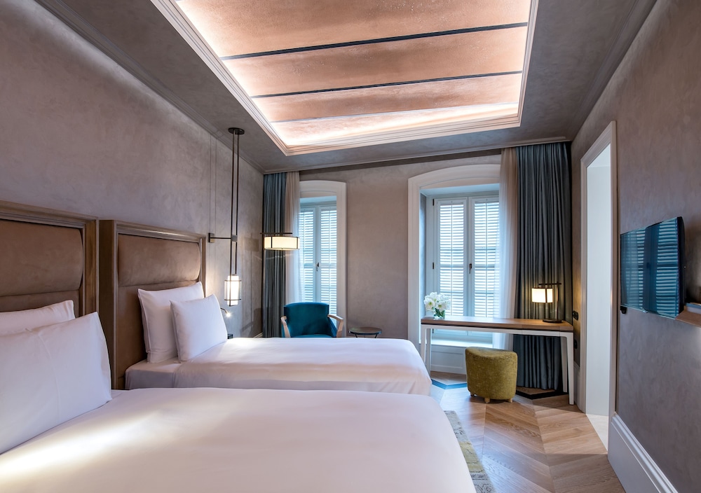 DELUXE, TWIN BEDS
