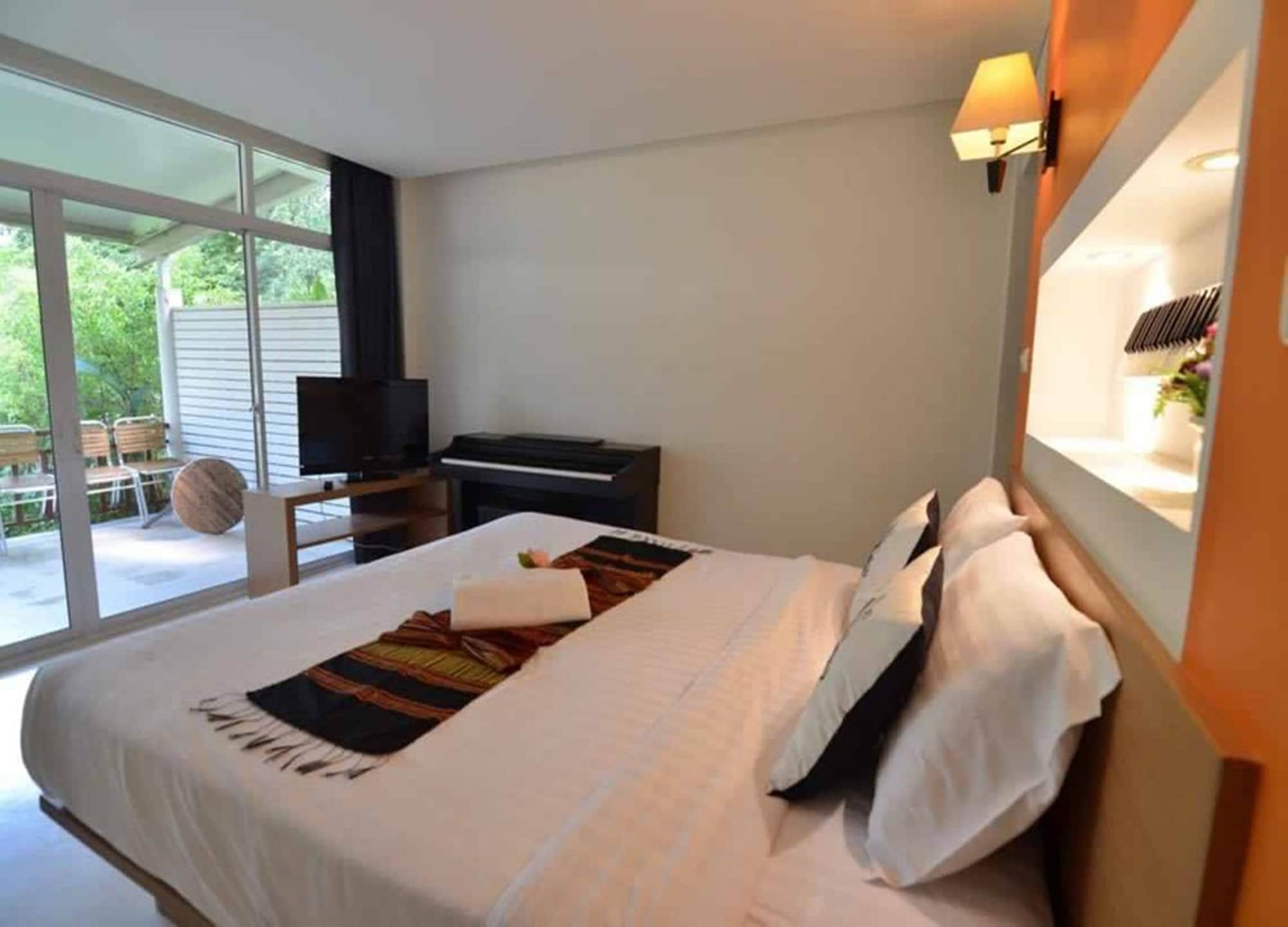 DELUXE, TWIN BEDS, GARDEN VIEW