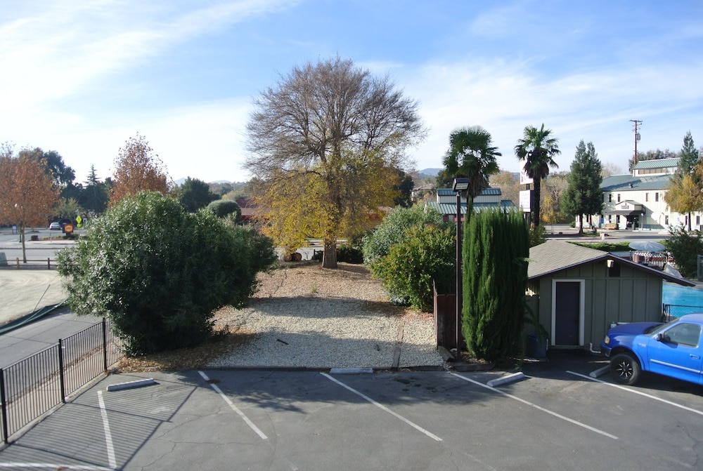 Vino Inn & Suites (ex Rancho Tee Motel) 54/63