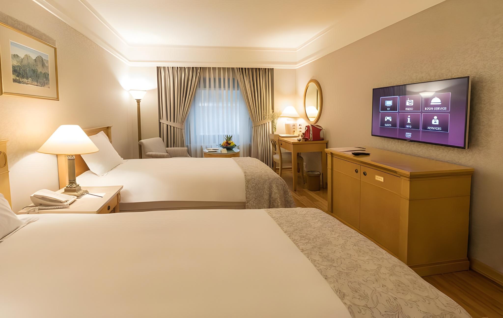 Room, Single, 2 Double Beds